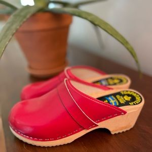 Vibrant red Torpatoffeln wooden clogs, size 38